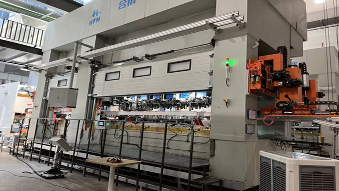 Punch three-dimensional manipulator supporting 1700T hydraulic punch automatic punching production line